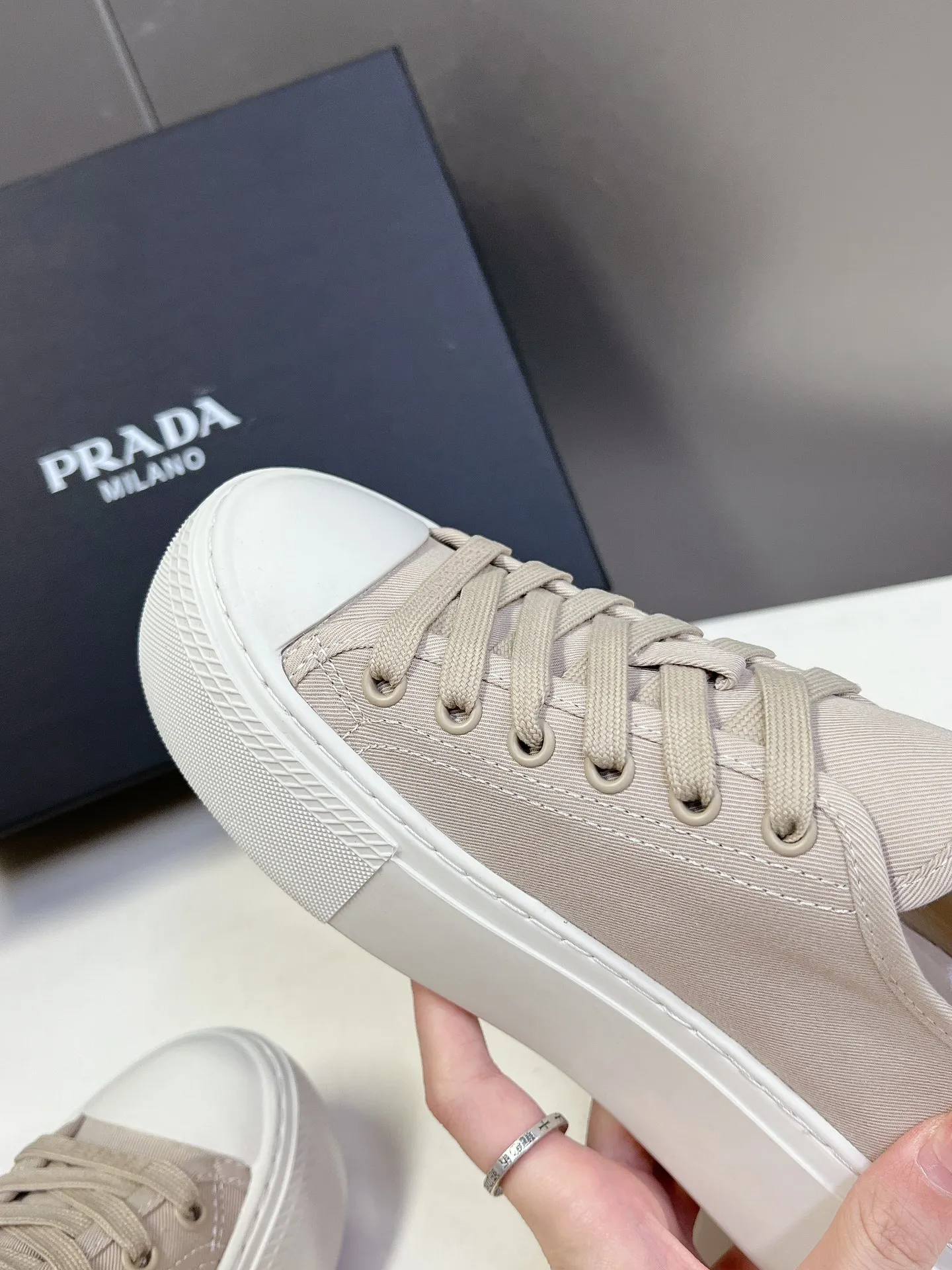 💕💕Factory direct selling price p480💕💕 Prada canvas shoes, the latest black technology in technical canvas. After a few years, Prada has brought us beautiful biscuit shoes. A must-have item that fashionistas must not miss. There are no complicated decorations, and the texture is very vintage. The purity and minimalism are neat and poetic. The latest canvas adds a casual touch.  Upper: original technical canvas. Short foot pad: sheepskin. Outsole: Eva ultra-light foam. Outsole height 4CM. Size: #35-41 (customized for 40 units, non-refundable).